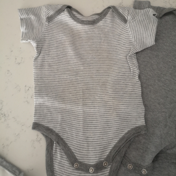 Gender neutral moon and back Grey white onesie - Picture 3 of 5